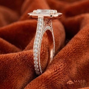 Bague de fiançailles de luxe plaquée or rose avec moissanite taille émeraude et pierres latérales serties, cadeau idéal pour femme, mariage, fête ou anniversaire - Product Image 3