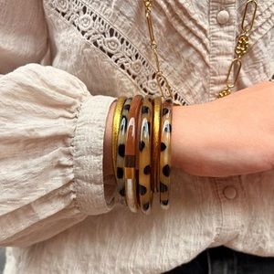 Bracelet artisanal en corne de buffle naturelle laquée, respectueux de l'environnement, modèle Bangle |   Forme personnalisée |   Design animalier coloré et élégant |   Moderne - Product Image 6