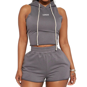 Ensemble 2 pièces pour femme : Crop top à capuche et short gris, sans manches, décontracté, sportswear, couleur unie, tricoté en coton et élasthanne, printemps-été - Product Image 1