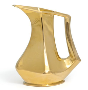 Carafe à eau géométrique stylisée en métal doré, au design moderne et aux formes angulaires, disponible au prix de gros. - Product Image 1