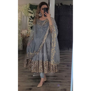VESTIDO DE TRABAJO DE SECUENCIA DE BORDADO DE GEORGETTE A LA MODA CON DUPATTA GRIS - Product Image 1