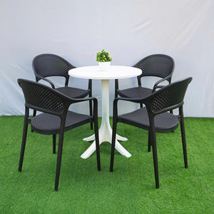 Chaise en plastique moulé de style King, couleur noire - Une chaise de jardin idéale pour un acheteur avisé - Product Image 4