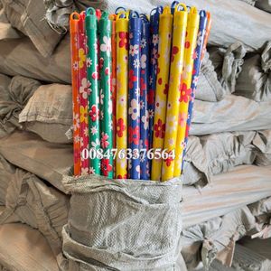 Mango de escoba de madera envuelto en hilo italiano con revestimiento de PVC Diseño floral de mano Directo de fábrica al por mayor de Vietnam - Product Image 2
