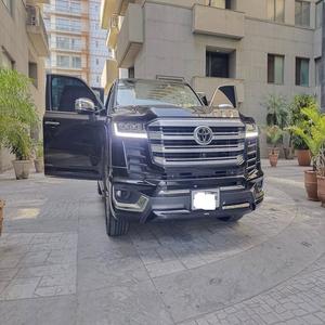 Toyota Land Cruiser Heritage Edition en perfecto estado, transmisión automática, con interior de cuero oscuro y cómodo. - Product Image 3