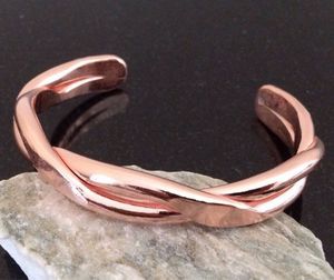 Bracelet manchette minimaliste en cuivre, bijou rond en métal, design fait main - Product Image 5