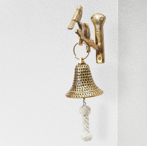 Cloche murale suspendue en laiton poli, fixée sur un support simple en volutes avec de fins motifs géométriques gravés. - Product Image 3