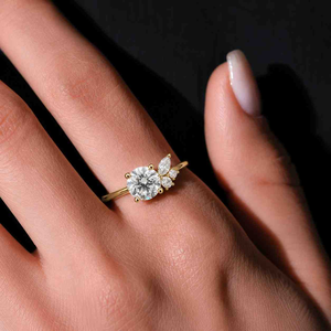 Anillo de Compromiso de Oro Amarillo con Diamantes para Mujer, Corte Brillante Redondo con Piedras Laterales, Estilo Lujoso - Product Image 2