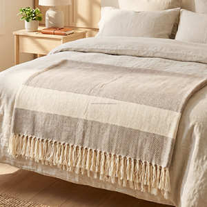 Plaid en coton flammé crème avec texture tissée fine et franges pour chambre, canapé, fauteuil et collections d'ameublement minimalistes - Product Image 1