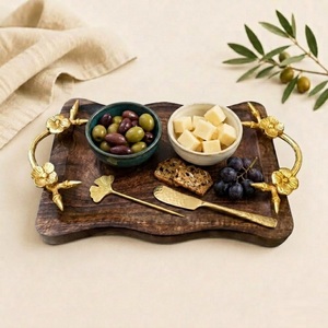 Bandeja de servir hecha a mano de madera de mango con elegantes asas metálicas florales doradas, plato decorativo rectangular de lujo para decoración de hoteles. - Product Image 2