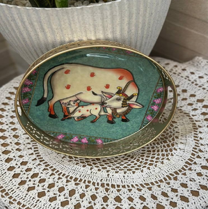 Pot blanc avec décorations de lotus artisanales sur pichwai métallique, couvercle élégant avec bouton en cristal, disponible à prix de gros. - Product Image 5