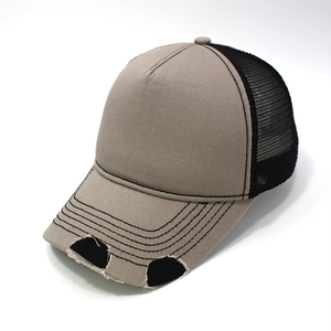 Casquette Trucker Unisexe en Maille Réglable Multi-Panneaux Style Décontracté Respirante Broderie Chaînes Couleur Contrastée Beige Noir Printemps - Product Image 1