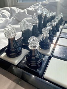 Jeu d'échecs de luxe artisanal en résine noire et blanche, décoration d'intérieur, style artistique, collection d'objets décoratifs - Product Image 4