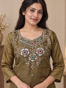 Ensemble trois pièces en soie de verre de créateur : Kurta ornée de pierres, pantalon palazzo et dupatta à bordure en dentelle Dana, infroissable, toutes saisons - Product Image 3