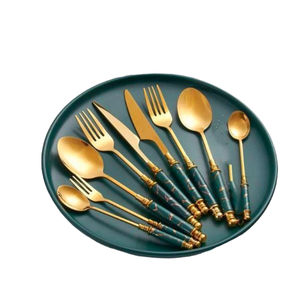 Ensemble de couverts en métal minimaliste, conçu pour des repas simples et élégants, avec finition dorée et robustesse fiable - Product Image 1