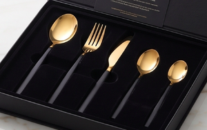 Juego de cubiertos modernos dorados con mangos negros, acabado espejo, resistentes al óxido, para vajilla de boda, restaurante y hotel. - Product Image 4