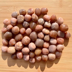 หินมูนสโตนธรรมชาติขัดเงาขนาด 15-30 มม. ขายส่ง หินบำบัด พีชมูนสโตน หินรีกิ คริสตัลกรวด รูปทรงก้อนกรวด ธีมความรัก - Product Image 6