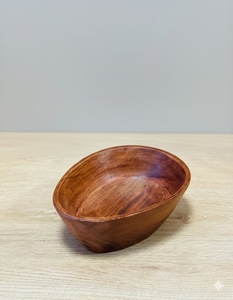 Cuenco de madera artesanal para decoraciones de mesa tradicionales y modernas que muestra arte en madera experto y un atractivo atemporal. - Product Image 1