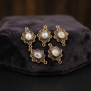 Connecteurs de bijoux en laiton avec pierre de lune, vente en gros, pendentifs en pierres précieuses faits à la main - Product Image 1