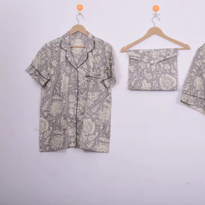 Ensemble de vêtements de nuit en coton floral monochrome élégant - Combinaison de détente à manches courtes avec sac cadeau - Product Image 1