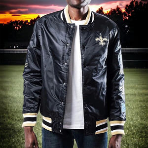 Blouson universitaire personnalisé en satin noir pour homme, avec garniture contrastante dorée, style bomber, uniforme de baseball Letterman, vêtement de sport, vente en gros - Product Image 2