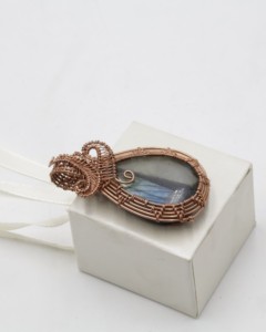 Pendentif en améthrine en forme de poire enveloppé de fil de cuivre |   Bijoux faits à la main en améthyste naturelle |   Pendentif en cristal de guérison taille unique - Product Image 4