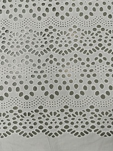 Tela de Algodón Blanco con Bordado Schiffli y Ojales, con Motivos Geométricos, Ondas y Flores para Prendas de Verano, Venta al Por Mayor - Product Image 1