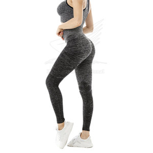 Ensemble de yoga pour femmes fabriqué au Pakistan - 2 pièces, motif uni, taille élastique, logo sur le devant, respirant et écologique, pour une utilisation en extérieur - Product Image 4