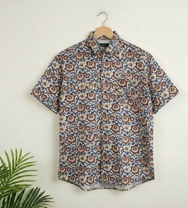 เสื้อเชิ้ตผู้ชายผ้าฝ้ายลายบาติกแบบขายส่ง เป็นมิตรกับสิ่งแวดล้อม ระบายอากาศได้ดี ปกคอปกติ ติดกระดุมเม็ดเดียว เหมาะสำหรับงานปาร์ตี้ฤดูร้อน - Product Image 1