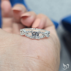 แหวนเพชรทรงปรินเซสคัท 0.5 กะรัต เพาะเลี้ยงในห้องปฏิบัติการ รับรองโดย IGI แหวนหมั้นแบบฝังเพชรเรียงวงแหวน ทองคำขาว 10K - Product Image 5