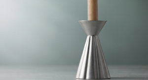 Candelabro de Metal Plateado Abstracto de Lujo, Diseño Único en Forma de Reloj de Arena, Decoración Artesanal para Mesa de Sala de Estar u Hotel - Product Image 5