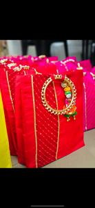 Juego de Bolsas de Regalo Bandhani de Rajastán Hechas a Mano en Colores Vibrantes, Diseñadas para Elevar la Experiencia de Regalos Festivos con un Encanto Étnico Atemporal - Product Image 3