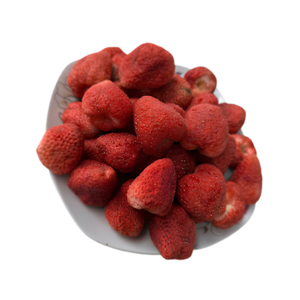 Fraises lyophilisées du Vietnam, produites à partir de fraises entières soigneusement sélectionnées, pour garnitures de yaourts et ventes au détail. - Product Image 1
