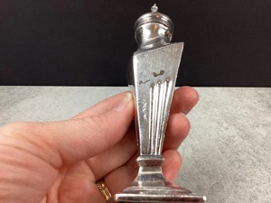 Ensemble décoratif de salière et poivrière vintage en argent, idéal pour la mise en scène de table et l'utilisation quotidienne à la salle à manger, provenant d'Inde. - Product Image 3