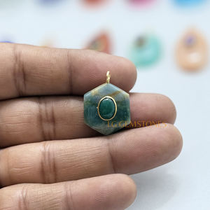 Colgante de Ágata Musgo Verde en Forma Hexagonal con Baño de Oro de 18k y Pequeño Bisel Ovalado de Ónix Verde, Doble Piedra, Hecho a Mano - Product Image 1