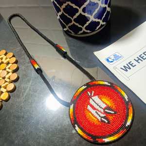 Chaînes de pendentifs en plumes perlées faites à la main, perles noires, blanches, brunes, jaunes, oranges, rouges, cordon long, style artistique et culturel - Product Image 2