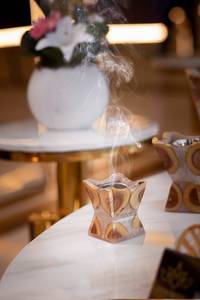 Brûleur à Bakhoor élégant en résine époxy et bois, fait main, finition polie, Mabkhara de luxe pour Ramadan, Aïd et occasions festives, porte-encens - Product Image 2