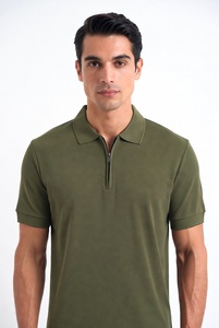 Polo de manga corta para hombre con cremallera frontal, personalizado OEM ODM, material piqué premium, cuello con cremallera y puños acanalados. - Product Image 6