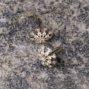 Pendientes de Oro Amarillo Sólido de 14K con Diamantes Naturales en Forma de Racimo Floral, Joyería Fina, Memoria Jewels - Product Image 5
