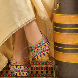 Calzado Khussa con Estampado Moderno y Antideslizante, Parte Superior de Cuero Sintético, con Opciones Personalizables para Uso Diario - Product Image 2