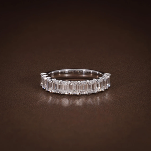 Bague de mariage demi-éternité en or massif pour femme, sertie de diamants de laboratoire taille émeraude, 2,16 carats au total, couleurs E-F, pureté VVS VS, pierres certifiées - Product Image 3