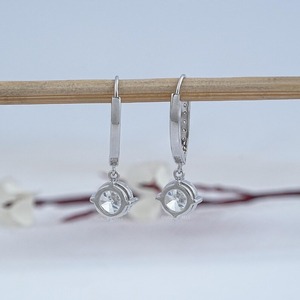 Pendientes de Plata de Ley 925 con Baño de Platino, Engaste de Bisel, Corte Excelente, 1-2 Ct en Total, Pasa la Prueba del Diamante, Color D, Moissanita Corte Cojín - Product Image 3