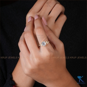 Anillos de compromiso con racimo de diamantes redondos E VVS2 cultivados en laboratorio, en oro macizo, joyería nupcial fina personalizada para uso diario. - Product Image 4