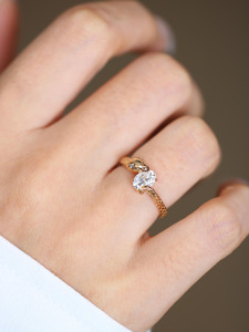 Anillo de Serpiente de Oro Sólido de 14K con 0.75ct de Diamante Cultivado en Laboratorio, Banda Texturizada con Diseño Único Inspirado en Reptiles - Product Image 4