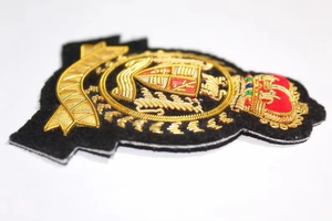 Badges de luxe brodés à la main avec paillettes, épingles de sûreté sans nickel de haute qualité, respectueuses de l'environnement, en feutre, dentelle et fil de soie doré pour blazer - Product Image 5