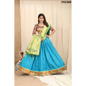 Lehenga Choli tradicional.

Obtén un toque tradicional a tu look adornando este Lehenga en material Jacquard embellecido con All-o - Product Image 3
