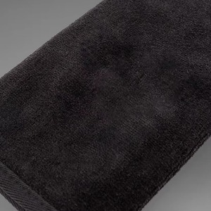 Serviette de sport noire personnalisée en tissu avec anse, douce et absorbante, pour l'entraînement sportif (thème football américain) - Product Image 2