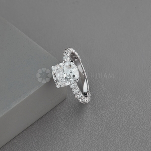 Bague en or blanc pavée de diamants de laboratoire au design tendance, taille coussin, certifiée IGI, pureté VVS, pour femme, en vente - Product Image 2