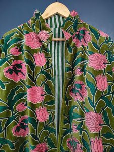เสื้อแจ็คเก็ตกำมะหยี่พิมพ์ลายดอกไม้ คอจีน แขนยาว ทรงหลวม สไตล์ลำลองสำหรับฤดูใบไม้ผลิ ลายสีเขียวชมพู ดีไซน์ผ้าทอ - Product Image 2