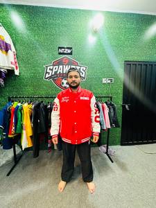 เสื้อแจ็คเก็ตบอมเบอร์สีดำสำหรับผู้ชาย คอตั้ง ทรงปกติ สีพื้น ปิดด้วยกระดุม ผลิตจากโพลีเอสเตอร์ สไตล์ลำลองสำหรับฤดูใบไม้ร่วง - Product Image 2