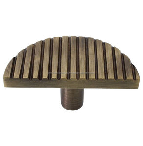 Boutons en laiton élégants conçus pour les meubles, armoires et tiroirs tendance, améliorant l'attrait visuel - Product Image 5